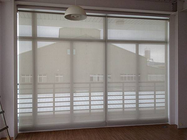 台中窗簾~米勒窗簾-陽光捲簾具有通風、陽光照射會有光影變化等特性適用辦公室空間