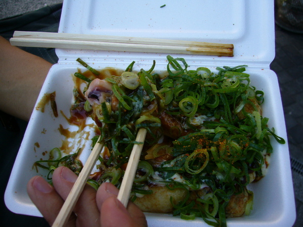 美國村, 鋪滿了青蔥的甲賀流章魚燒 (好吃!)