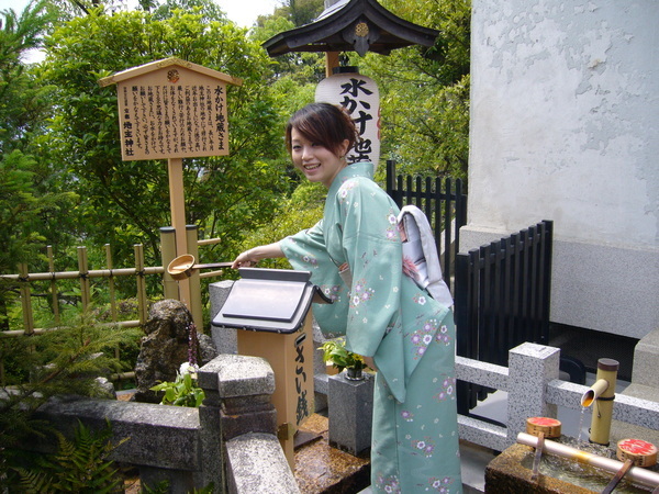 地主神社的淋水地藏