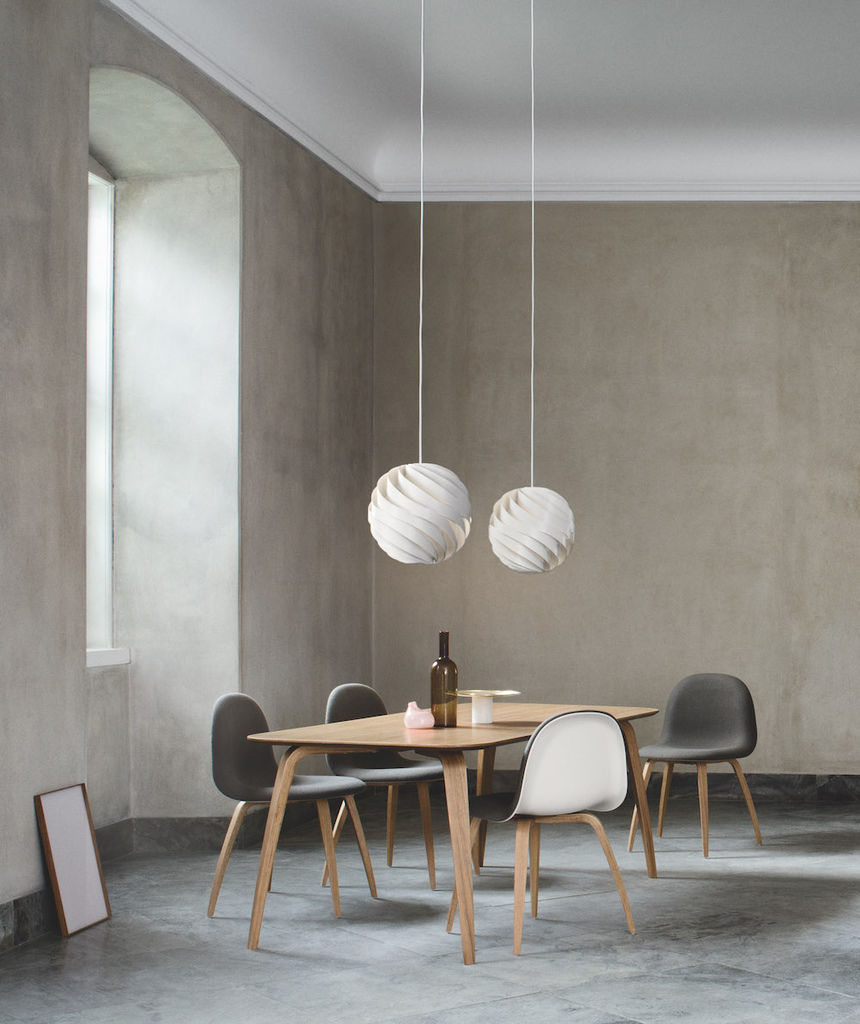 Gubi_2052_20chairs_Turbo_20pendants_20-_20L_Gubi_20dining_20table_20-_20rectangular_20-_20oak_Pedrer.jpg