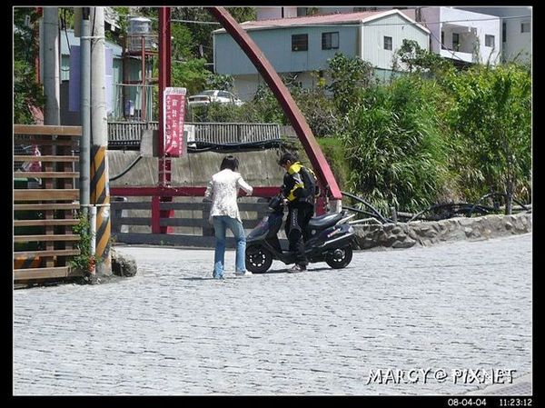 在廬山，ㄅㄒㄎ教蚊子騎機車