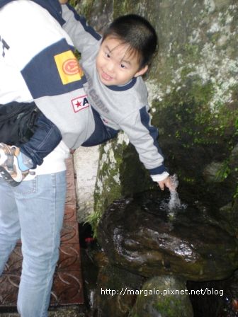 雲仙岩道旁自然湧出的山泉水