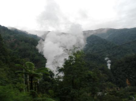 鳩之澤_仿火山溫泉煮蛋槽冒出的煙