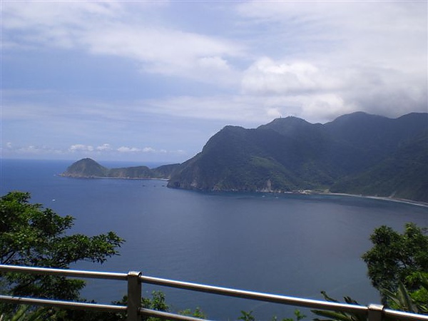 蘇花公路快要到東澳車站前的寺廟風景