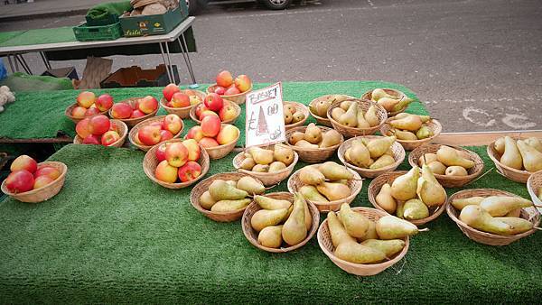 #61 彷彿剛從樹上摘下的水果一籃£1實在很佛心哪～我買了左邊的蘋果共有5顆，每顆都甜滋滋地能甜死白雪公主那樣