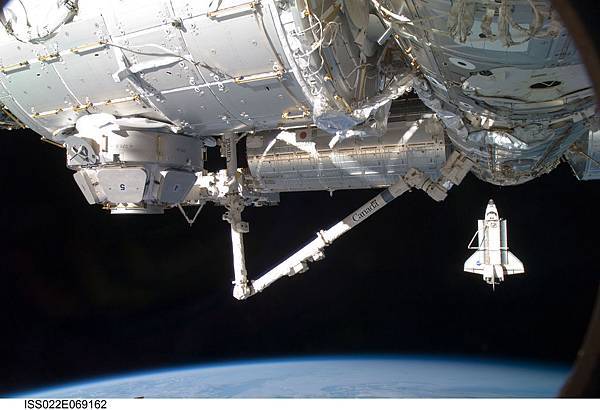 飛離ISS的太空梭