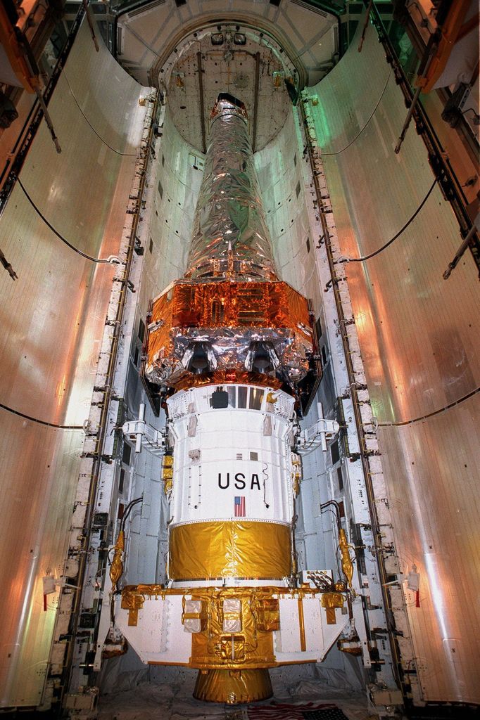 Chandra_X-ray_Observatory_inside_the_Space_Shuttle_payload_bay.jpg