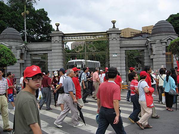 人潮開始湧入了