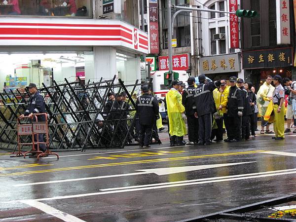 警察開始排拒馬了