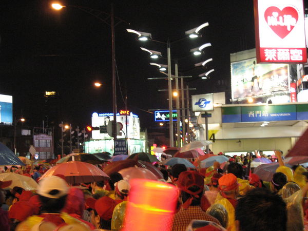 走到西門町了