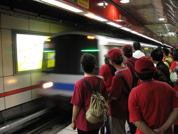 紅衣部隊準備進駐捷運車廂