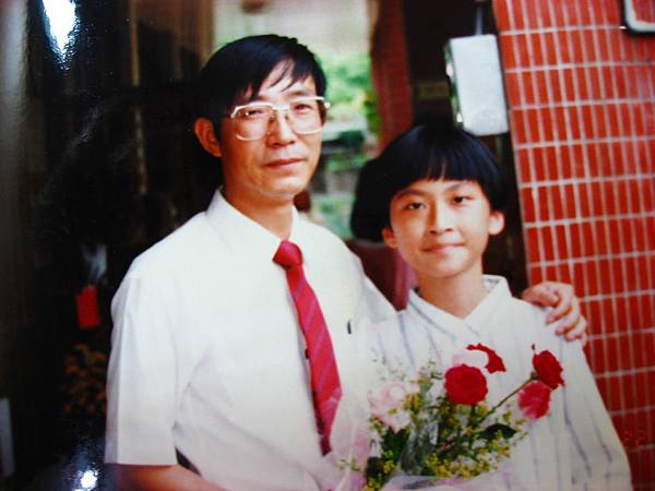 國小的美術老師。