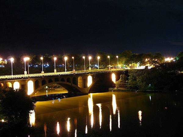 中正夜景‧遠眺寧靜湖