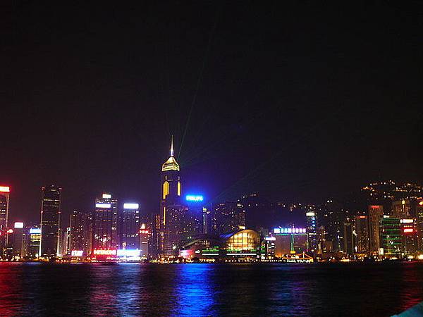 幻彩詠香江，大樓的燈光秀五光十色