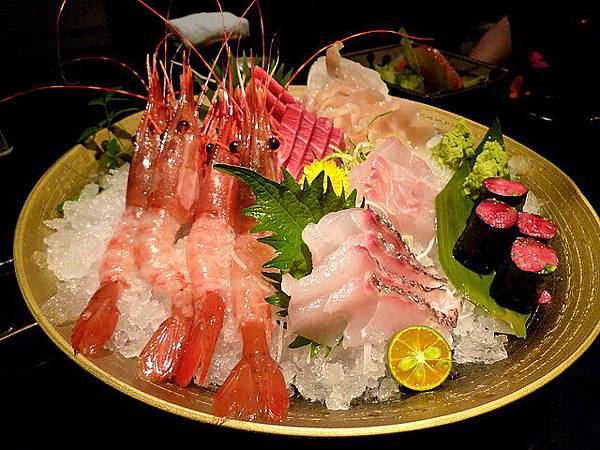 牡丹蝦、象拔蚌、toro、鮪魚海苔捲、迦纳、鯛魚刺身拼盤