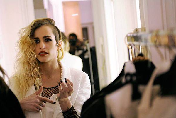 234855-sneak-peek-of-karl-lagerfeld-s-chanel-campaign-featuring-alice-dellal