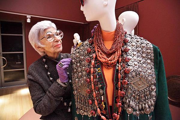 Iris-Apfel-installs-her-ensembles-at-PEM-Courtesy-Peabody-Essex-Museum.jpg