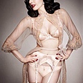 img-holdingditavonteesewokeuplikethis_190615589484.jpg