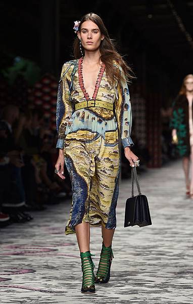 gucci-spring-2016-runway-map-print-dress-h724.jpg