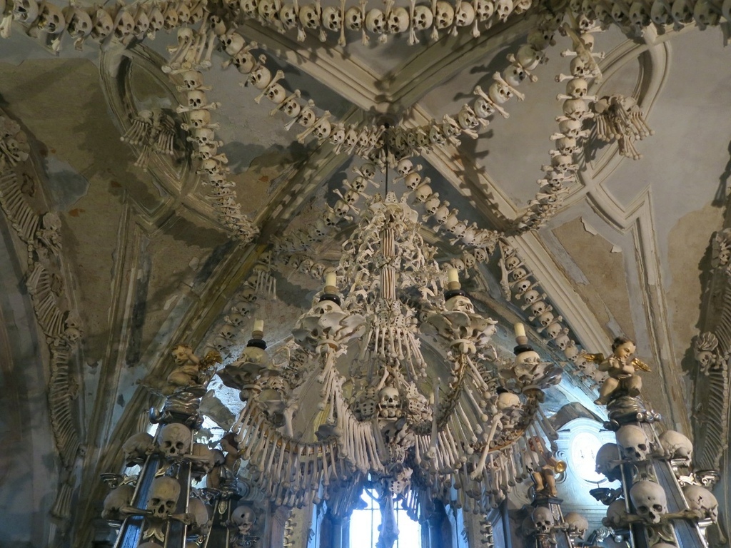 人骨教堂的經典藝術人骨吊燈.jpg