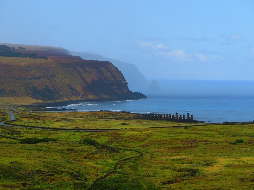 從Rano Raraku遠眺海灣岸邊的Ahu Tongariki.jpg
