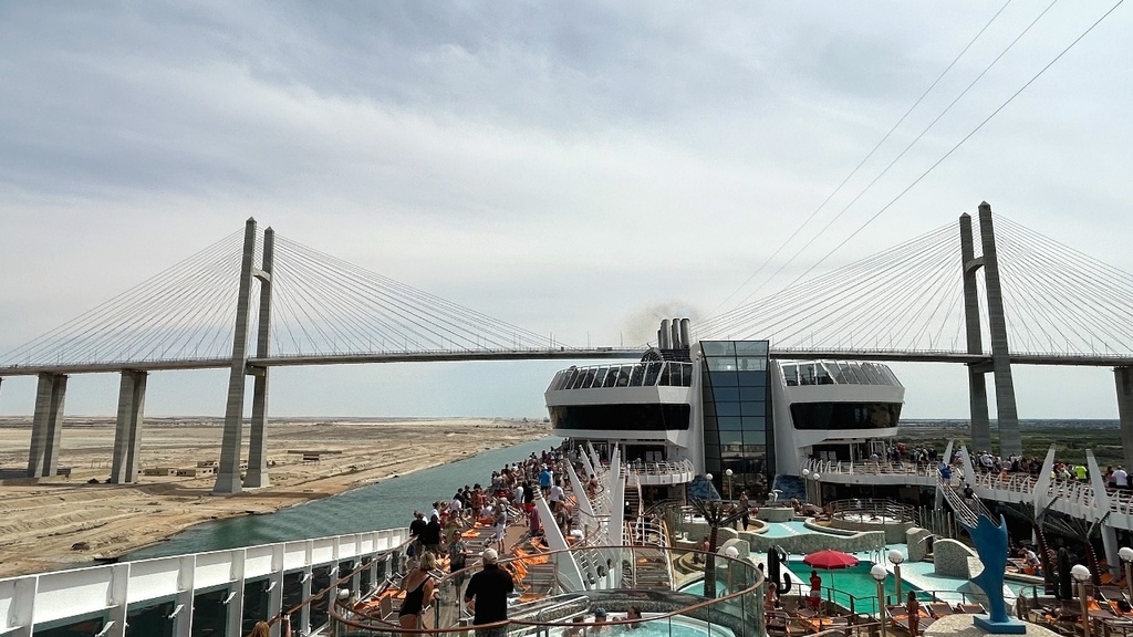 蘇伊士運河大橋 Al Salam Bridge.jpg