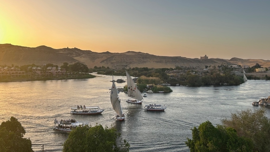 尼羅河畔夕陽與風帆船.jpg