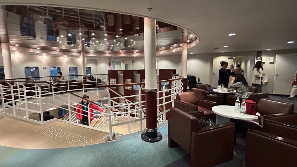 新山茶花號 梯間座席區.jpg