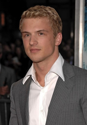 Freddie Stroma 12