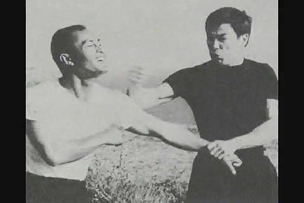 BRUCE LEE THE TEACHER II.avi[14-57-57].JPG