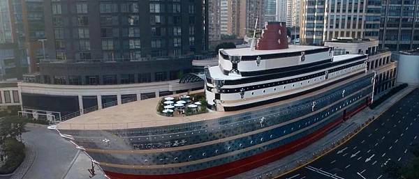 逆勢狂開「千平大店」:坪效與品牌如何兼得? 逆勢狂開「千平大店」:坪效與品牌如何兼得?