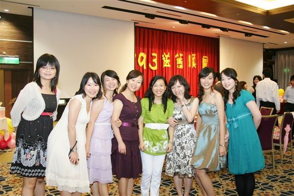 元元今天的衣服顏色很特別也很亮眼ㄋㄟ～～
