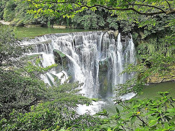 2025.10.10 雙十國慶舉國歡騰 🇹🇼 十分瀑布氣勢磅