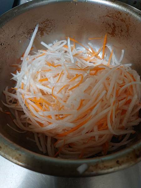 先將紅白蘿蔔弄成絲