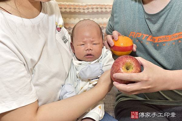 剃胎毛、滿月剃頭、嬰兒剃頭、嬰兒理髮、嬰兒剃髮、嬰兒剃胎毛、嬰兒滿月剃頭、黃寶寶剃頭、剃胎毛儀式、剃胎毛吉祥話、滿月剃頭儀式、滿月剃頭吉祥話、黃寶寶剃胎毛、黃寶寶滿月剃頭理髮、 新北市中和區剃胎毛、新北市中和區滿月剃頭、新北市中和區嬰兒剃頭剃胎毛、新北市中和區嬰兒理髮、台北市中嬰兒剃髮、 黃寶寶(新北市中和區到府嬰兒黃寶寶滿月剃頭理髮、到府嬰兒剃胎毛儀式吉祥話)。到府剃頭剃胎毛主持、專業拍照、DVD光碟、證書。★購買「臍帶章、肚臍章、胎毛筆刷印章」贈送：剃頭、收涎、抓周，三選一。2022.08.28照片4