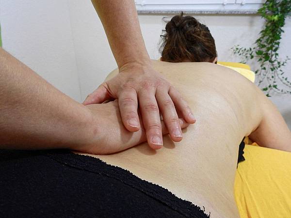 physiotherapy-3082365_1920.jpg