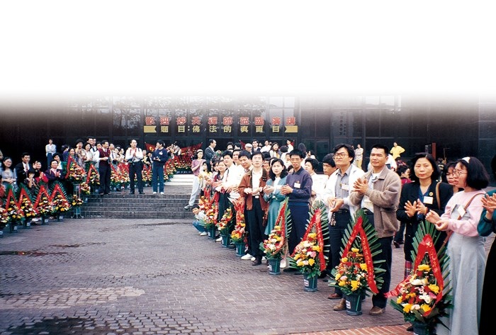 演講當天，眾人分列台中市中山堂大門口兩側，準備迎接妙天禪師到來