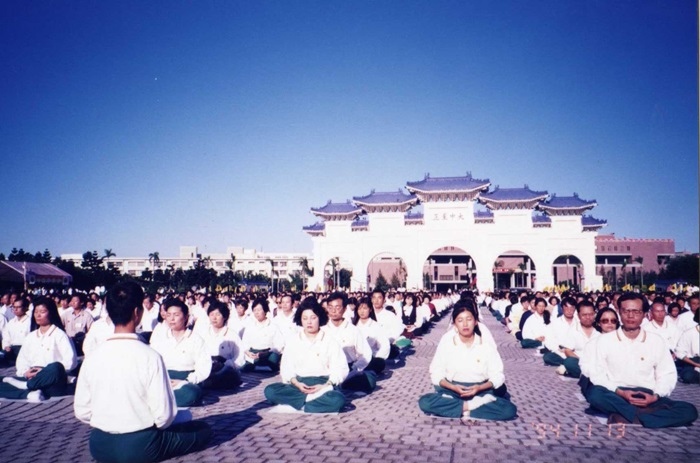 94.11.13清晨6時,早安!良心健康禪於台北市中正紀念堂 94.11.13清晨6時,早安!良心健康禪於台北市中正紀念堂