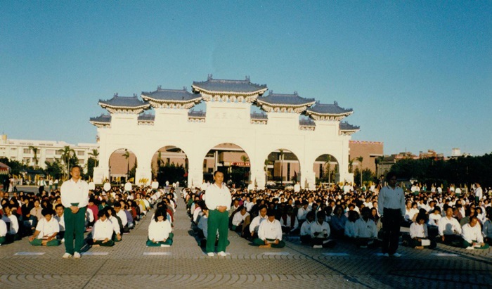 94.11.13清晨6時,早安!良心健康禪於台北市中正紀念堂 94.11.13清晨6時,早安!良心健康禪於台北市中正紀念堂