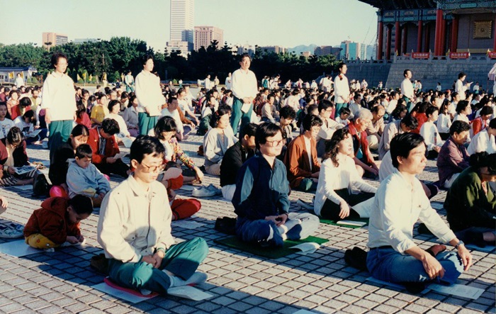 94.11.13清晨6時,早安!良心健康禪於台北市中正紀念堂 94.11.13清晨6時,早安!良心健康禪於台北市中正紀念堂