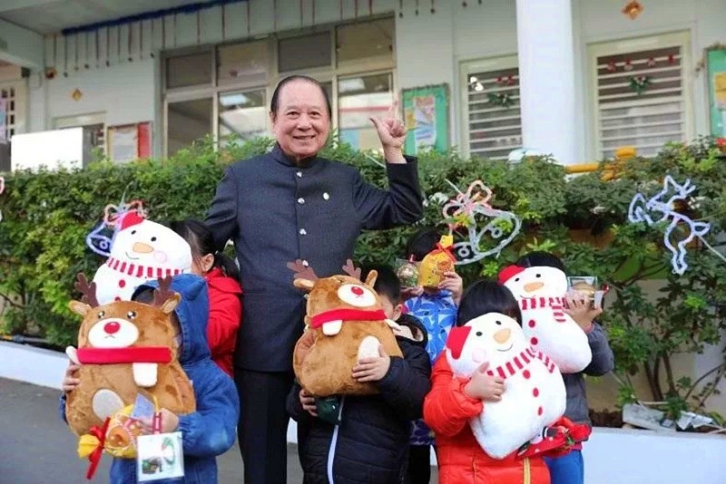 悟覺妙天禪師冬日送暖，聖誕新年禮物親送育幼院