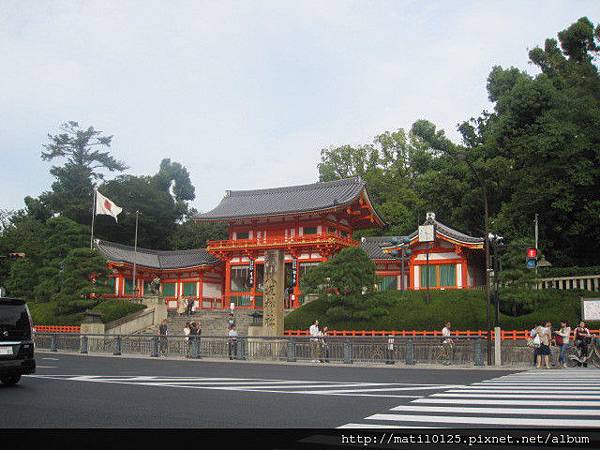 馬路對面的八坂神社