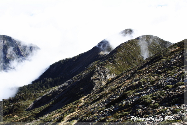 碎石坡前的登山客是多麼地渺小