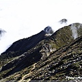 碎石坡前的登山客是多麼地渺小