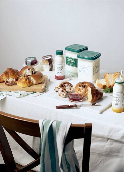 吳寶春麵包+優格+優格飲(對焦在前盤麵包).jpg 吳寶春麵包+優格+優格飲(對焦在前盤麵包).jpg