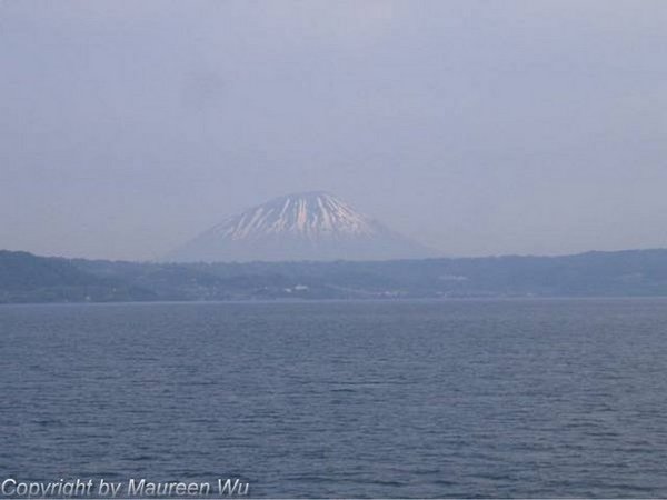 在洞爺湖上看蝦夷富士山