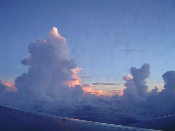 飛機外的雲彩