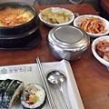 豆腐鍋  韓國人吃飯不專心一直問我哪裡來  