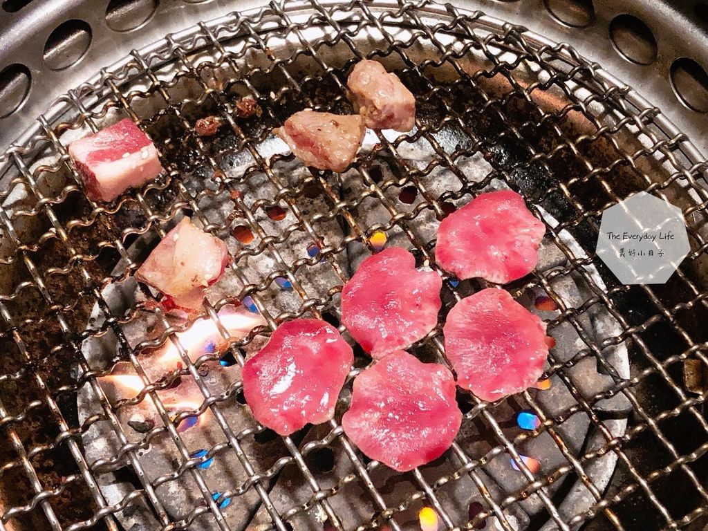 台中西屯美食 台中燒肉推薦 壽星生日慶生就是要大口吃肉 雲火日式燒肉極上美牛雙人套餐 超大日本生蠔 薄切牛舌 當月壽星送烤布蕾 粉專按讚打卡送肉 盤份量十足 另有平日單人燒肉套餐 三人燒肉套餐 四人燒肉套餐 十人以上團體燒肉套餐 The Everyday Life