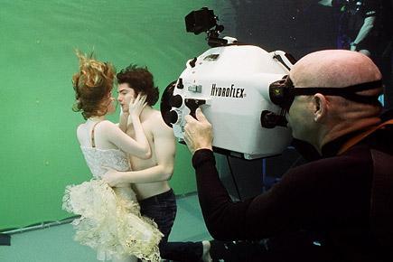 Underwater-Shoot-across-the-universe-298745_435_290